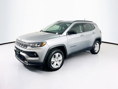 Used 2022 Jeep Compass Latitude image 3