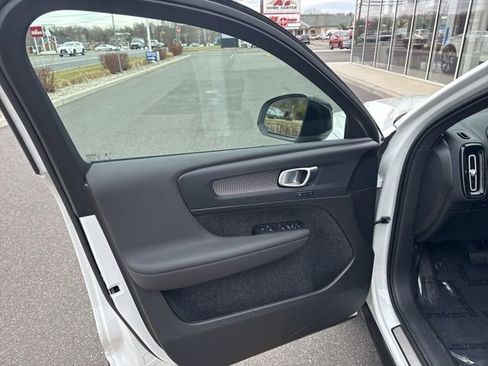 Certified 2025 Volvo XC40 B5 Plus image 15