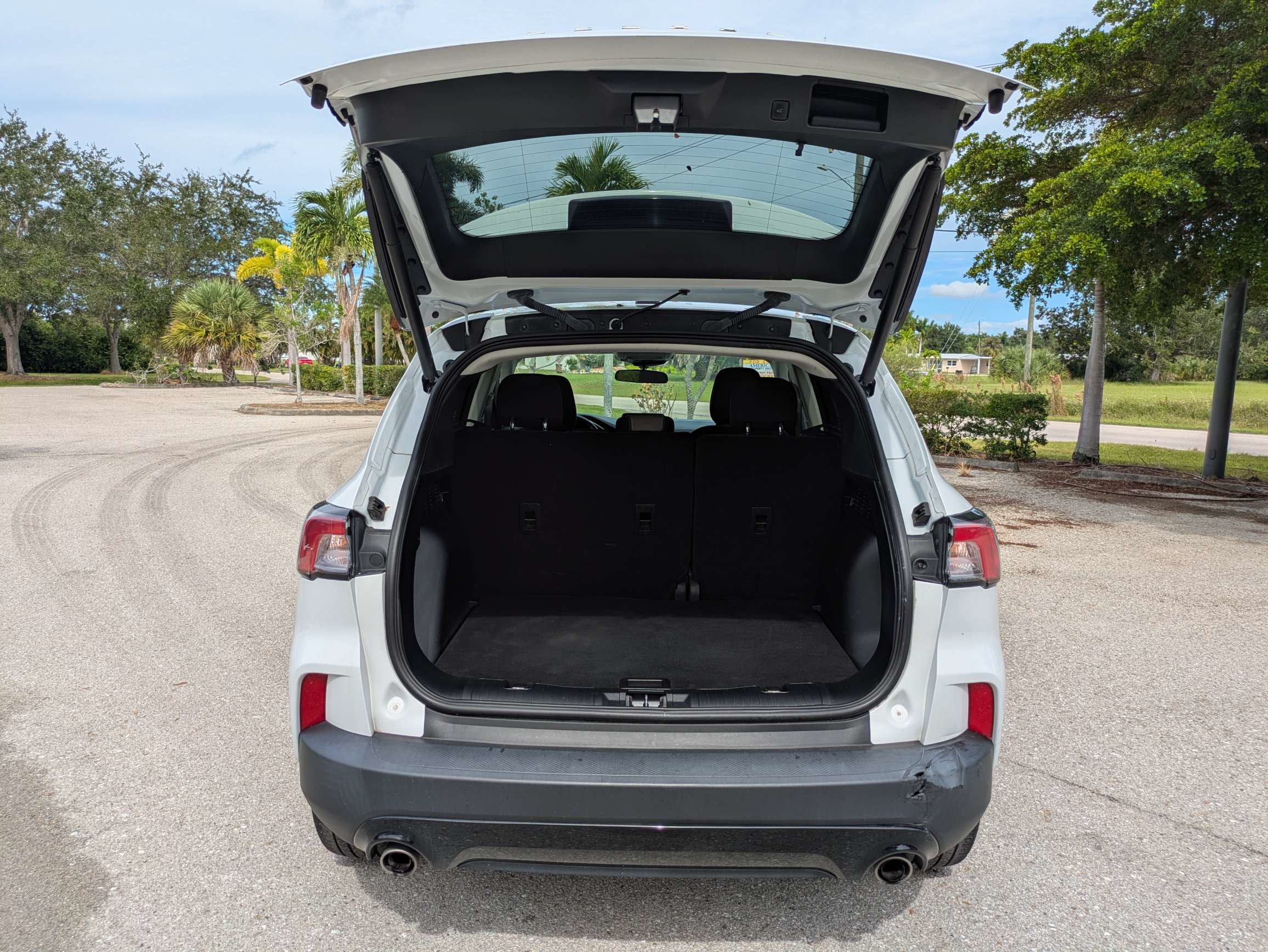 Used 2022 Ford Escape SE w/ SE Sport Appearance Package FWD image 32
