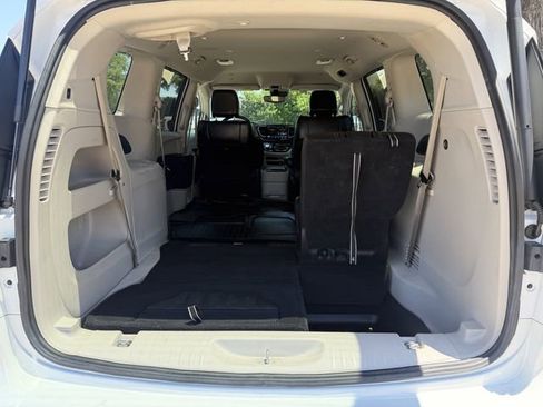Used 2022 Chrysler Pacifica Touring-L FWD image 28