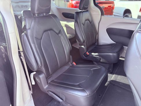 Used 2024 Chrysler Pacifica Touring-L image 6