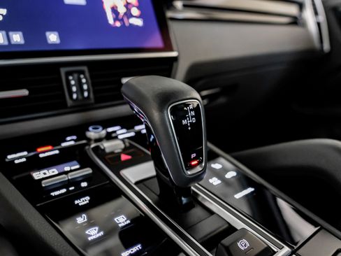 Used 2021 Porsche Cayenne w/ Premium Package image 34