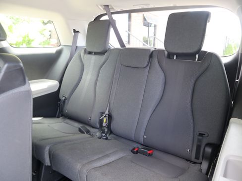 Used 2023 Kia Carnival LX FWD image 23