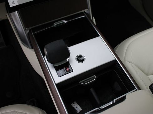 Used 2025 Land Rover Range Rover SE AWD/4WD image 15