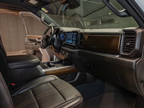 Used 2024 Chevrolet Silverado 3500 High Country w/ Technology Package image 17