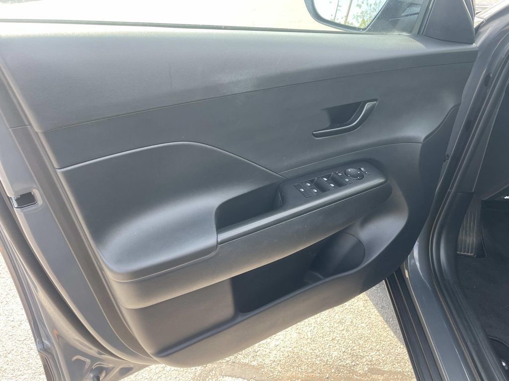 Used 2025 Hyundai Kona SEL AWD/4WD image 15