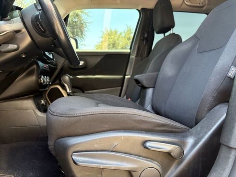 Used 2017 Jeep Renegade Latitude FWD image 7