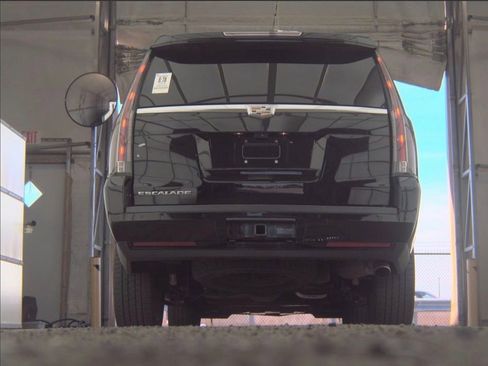 Used 2019 Cadillac Escalade ESV Luxury AWD/4WD image 11