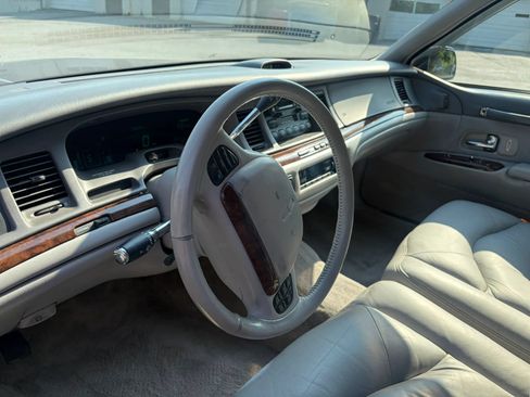 Used 1995 Lincoln Town Car Signature RWD image 26