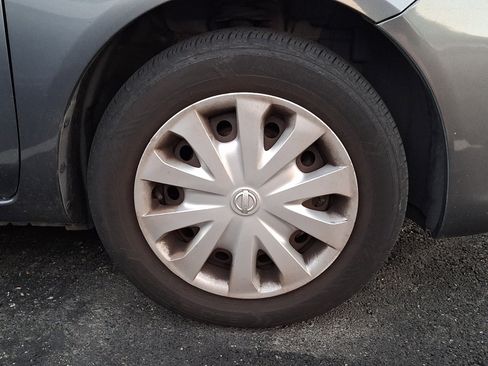 Used 2018 Nissan Versa SV FWD image 4