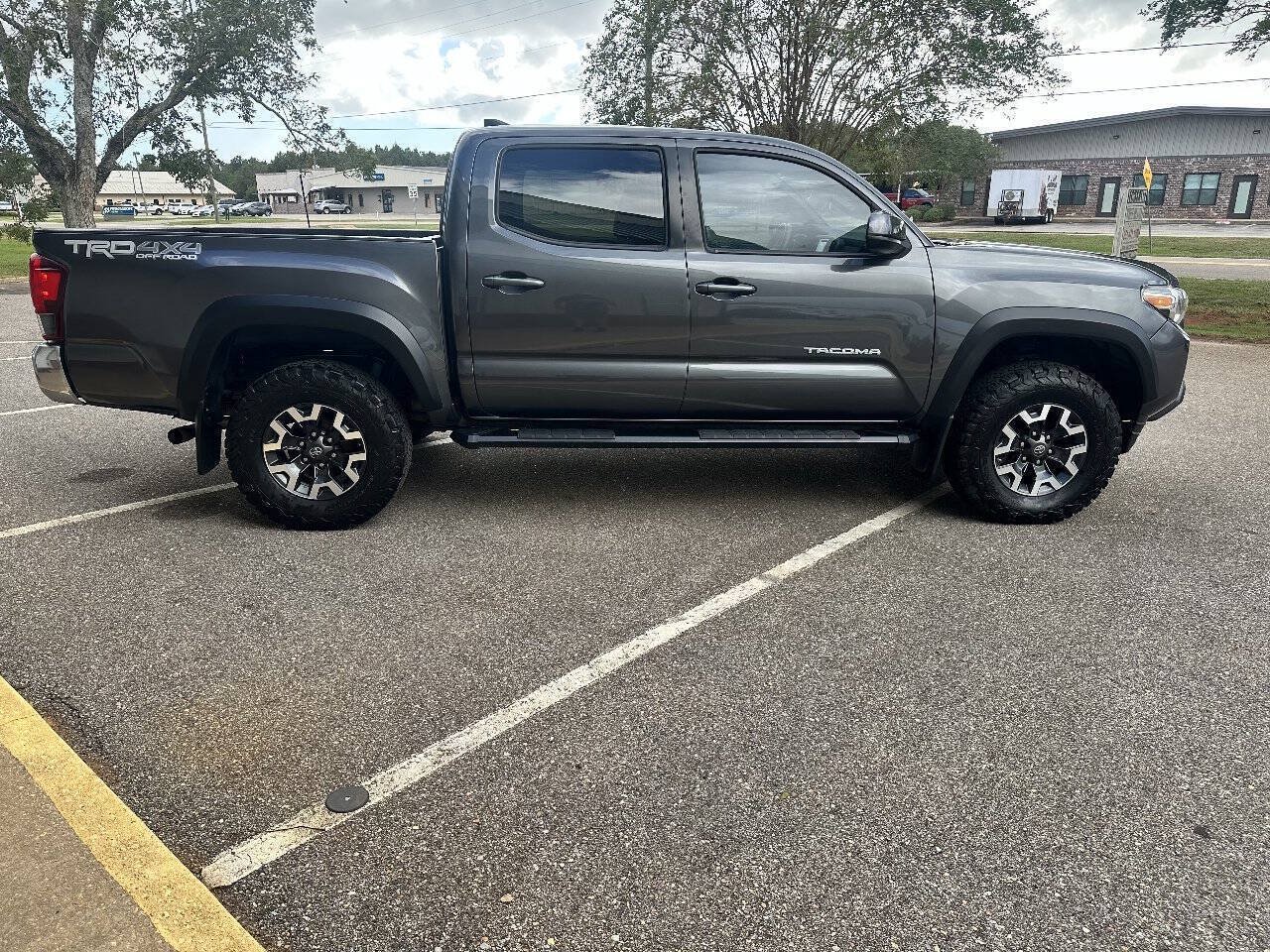 Used 2019 Toyota Tacoma TRD Off-Road AWD/4WD image 6