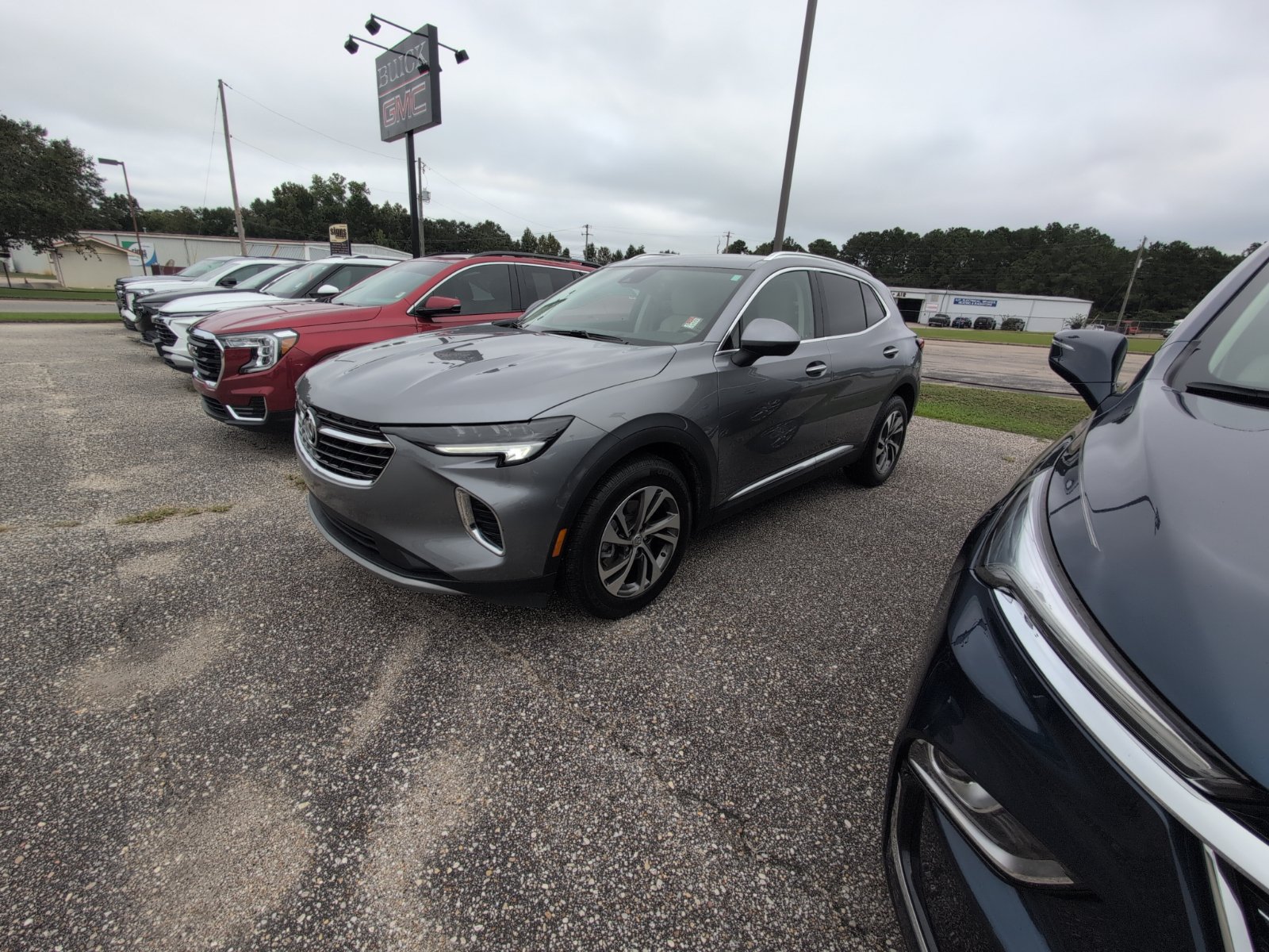 Used 2022 Buick Envision Essence w/ Safety Package FWD image 2