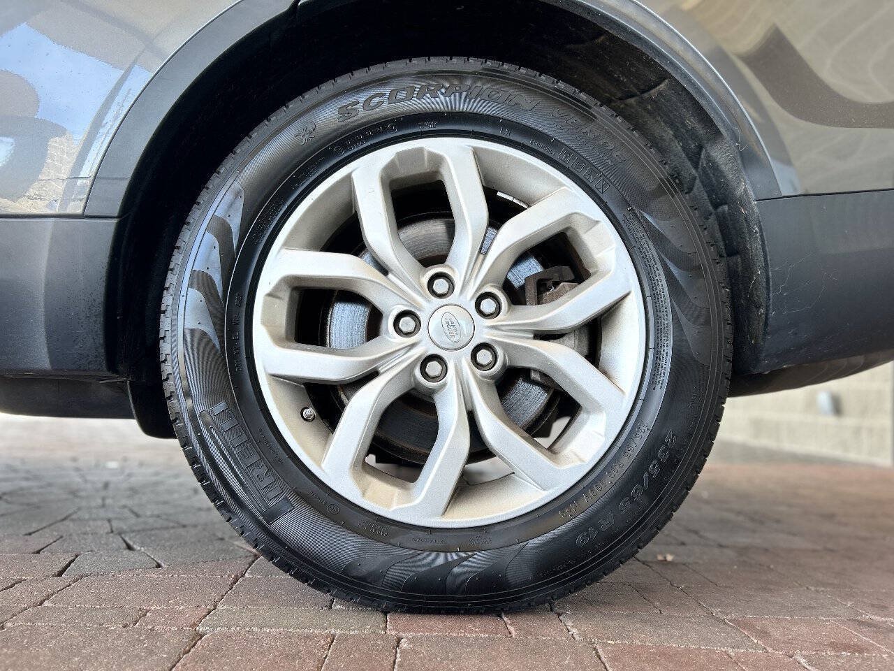 Used 2018 Land Rover Discovery SE AWD/4WD image 30
