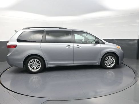 Used 2016 Toyota Sienna XLE FWD image 9