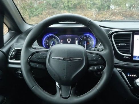 Used 2023 Chrysler Pacifica Touring image 12