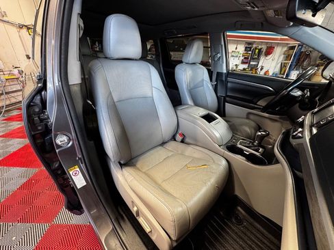 Used 2018 Toyota Highlander Limited Platinum FWD image 9