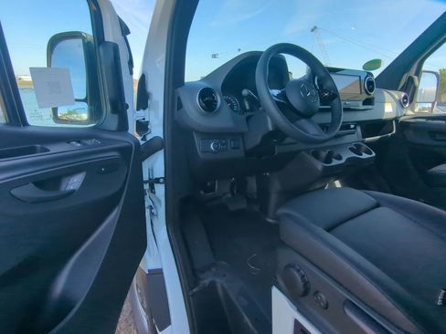 Used 2025 Mercedes-Benz Sprinter 2500 image 3