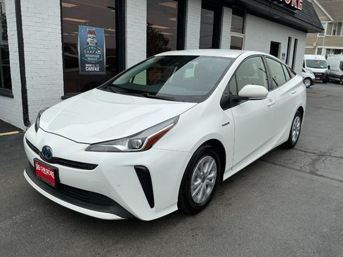 Used 2022 Toyota Prius LE FWD image 2
