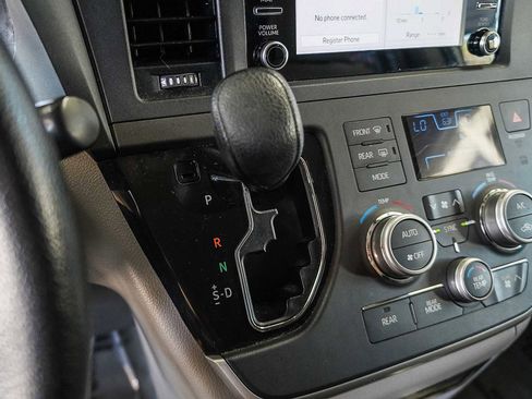 Used 2020 Toyota Sienna L image 21