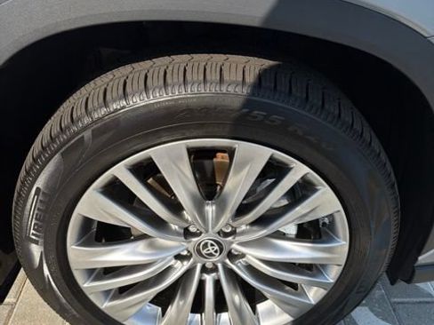 Used 2024 Toyota Highlander Platinum FWD image 18