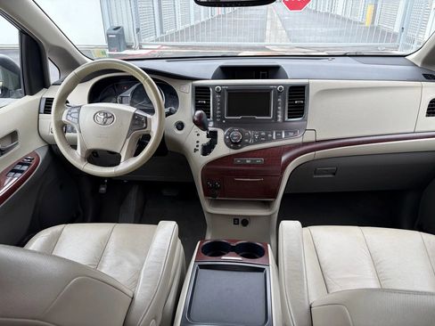 Used 2011 Toyota Sienna XLE image 16