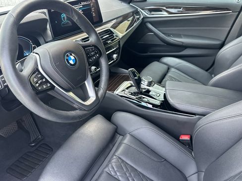 Used 2023 BMW 530e w/ Premium Package image 11