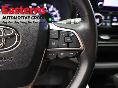 Used 2024 Toyota Highlander LE FWD image 16