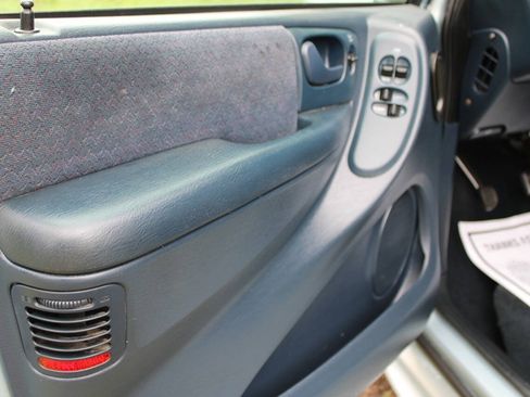 Used 2001 Chrysler Town & Country LX FWD image 14