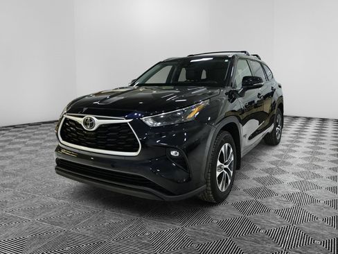 Used 2022 Toyota Highlander XLE image 1