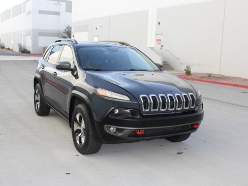 Used 2017 Jeep Cherokee Trailhawk AWD/4WD image 3
