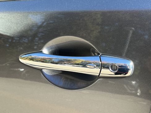 Used 2023 Nissan Armada SL w/ Captain's Chairs Package image 40