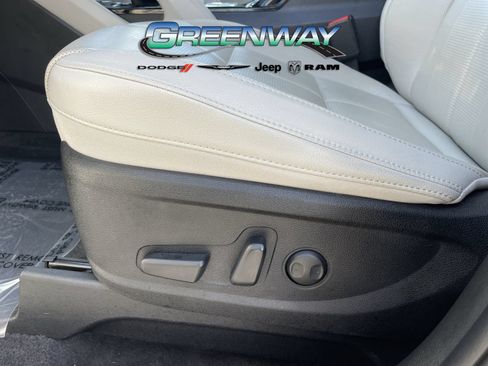 Used 2024 Kia Telluride EX w/ EX Captain's Chair Package FWD image 19