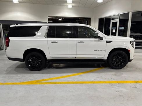 Used 2023 GMC Yukon XL SLT AWD/4WD image 7