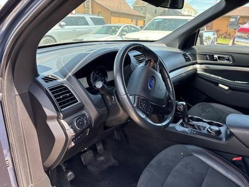 Used 2019 Ford Explorer XLT w/ XLT Sport Appearance Package AWD/4WD image 9