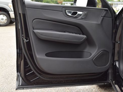 Used 2021 Volvo XC60 T5 Momentum w/ Premium Package FWD image 17