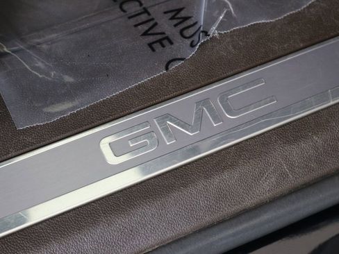 Used 2021 GMC Yukon XL SLT w/ SLT Premium Package image 44