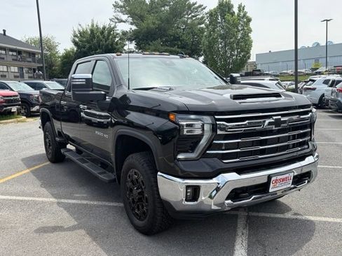 Used 2024 Chevrolet Silverado 2500 LTZ w/ LTZ Convenience Package AWD/4WD image 2