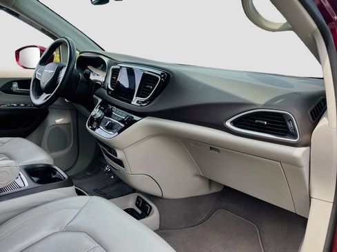 Used 2020 Chrysler Pacifica Touring-L Plus w/ Advanced Safetytec Group FWD image 31