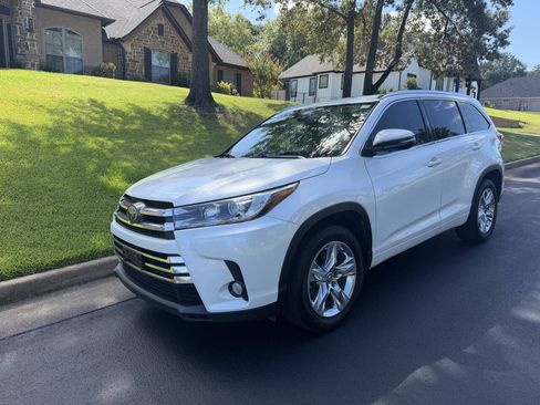 Used 2017 Toyota Highlander Limited FWD image 3