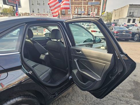 Used 2022 Volkswagen Jetta SE FWD image 12