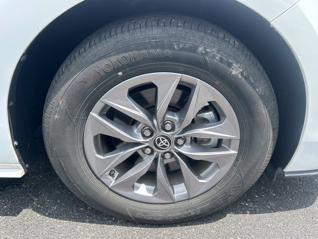 Used 2025 Toyota Sienna LE AWD/4WD image 10