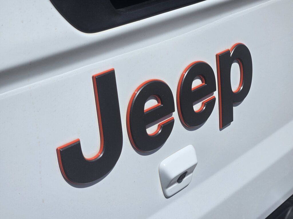Used 2024 Jeep Gladiator Mojave AWD/4WD image 12