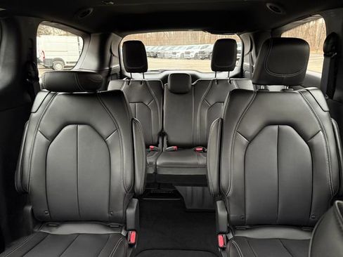 New 2026 Chrysler Pacifica Select image 11