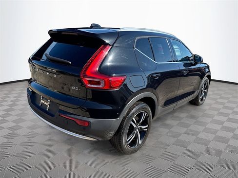 Used 2023 Volvo XC40 B5 Plus image 6