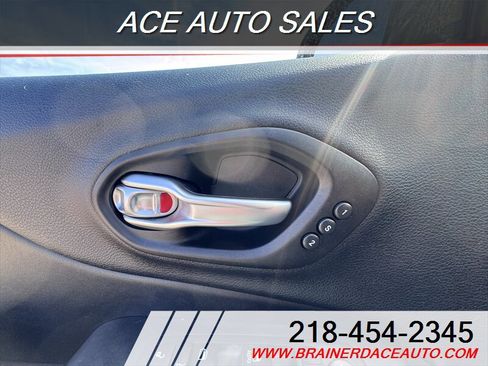 Used 2016 Jeep Cherokee Trailhawk w/ Comfort/Convenience Group AWD/4WD image 15