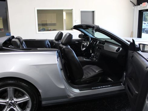 Used 2010 Ford Mustang GT RWD image 35