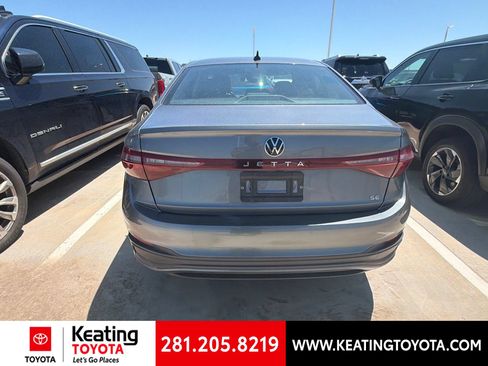 Used 2025 Volkswagen Jetta SE FWD image 4