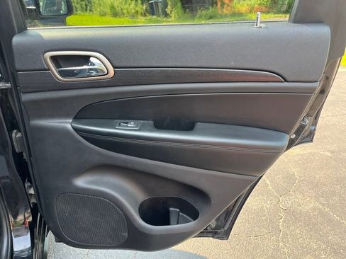 Used 2017 Jeep Grand Cherokee Laredo w/ Quick Order Package 23E image 24