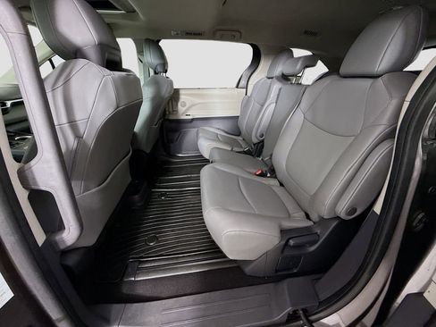 Used 2024 Toyota Sienna XLE FWD image 17