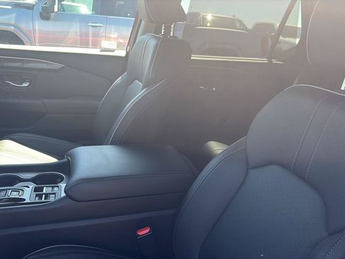 Used 2025 Honda Pilot Elite image 13